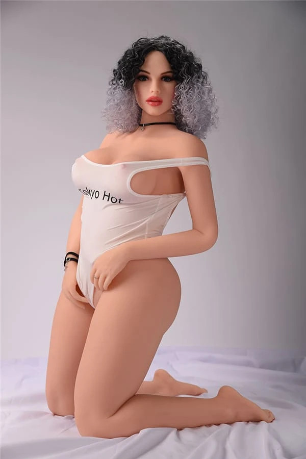 Full-Scale Realistic Sex Doll Savannah Featuring an Impressive Curvy Design at 164cm